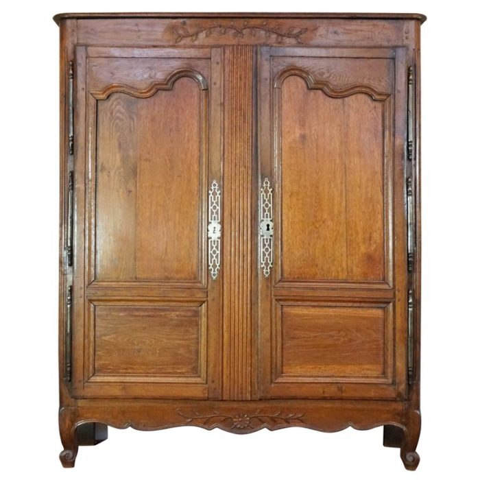 French Louis XV 18th Century Pegged Walnut Cupboard Armoire from Provence