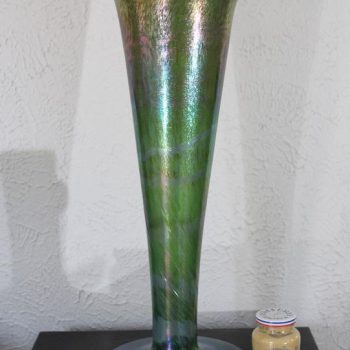Monumental Austrian Fritz Heckert Changeant Trumpet Vase, circa 1900.